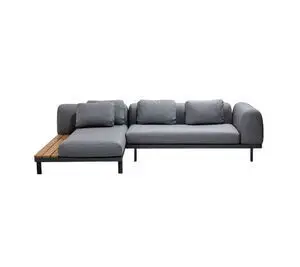 Modulsofa i grå med træbord i den ene ende, moderne design, rene linjer og lige ben.